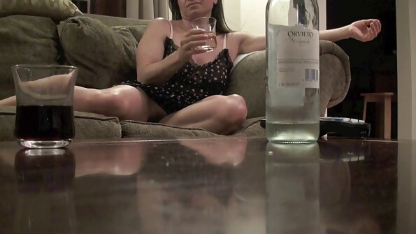 Un bimbo cu fund mare se distrează cu doi bărbați într-un grup de trei