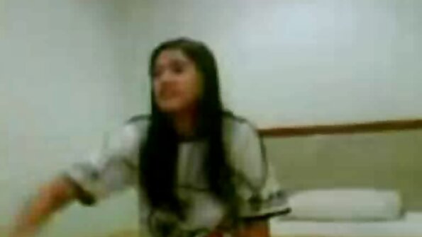 Un bimbo stă deasupra unui tip cu barbă, cu păsărica zdrobită