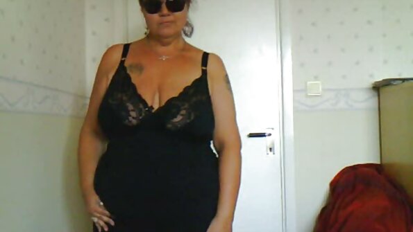 O blondă își folosește gura pentru a-și mulțumi iubitul și se lasă futută