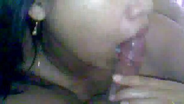 O blondă cu sânii mari primește esperma în gură astăzi