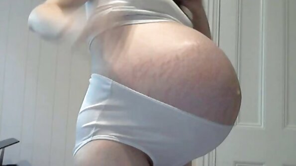 O blondă cu sâni mari este în uniformă în timp ce face sex