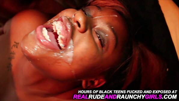 O tipă are gâtul înfundat și este futută în același timp