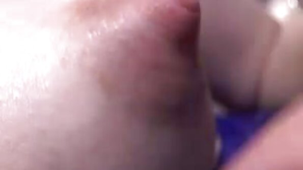 O latină fierbinte suge o pula în fața camerei de pe pat