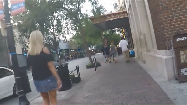 O blondă sexy căreia îi place să suge îi dă o mufă iubitului ei