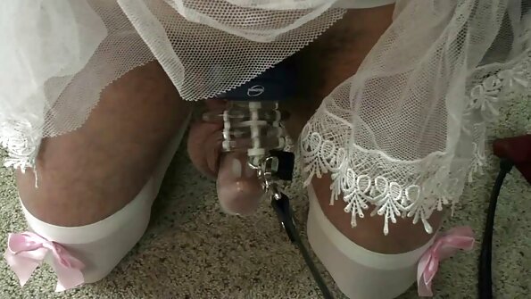 O brunetă adolescentă care are o păsărică rasă este pătrunsă