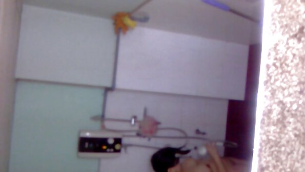 Blonda cu o față sexy este văzută cu sperma pe obraji