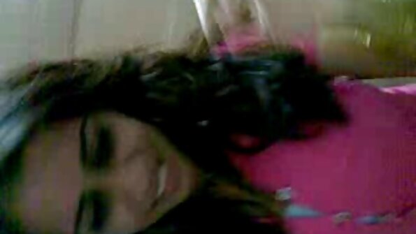 Bruneta este o lesbiană grozavă care pune mâna în păsărică și pradă