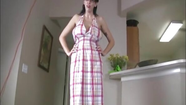 O blondă plină de picioare împarte pula fiului vitreg cu prietena lesbiană