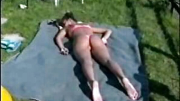 Chick premiază frumusețea cu țâțe mici cu dracului lesbian