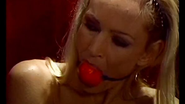 Amator excitat de 18 ani își pune păsărica în jurul unei pula mare