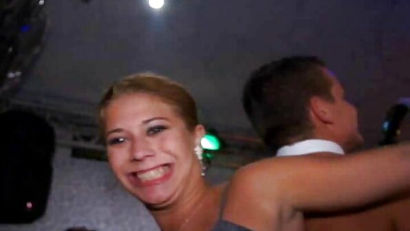 O fetiță este în mașină și ia o pula în gură pe care să o suge