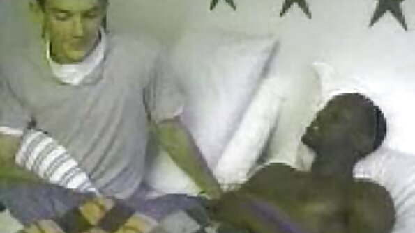 O blondă este surprinsă de prietenii ei în timp ce face o mufă