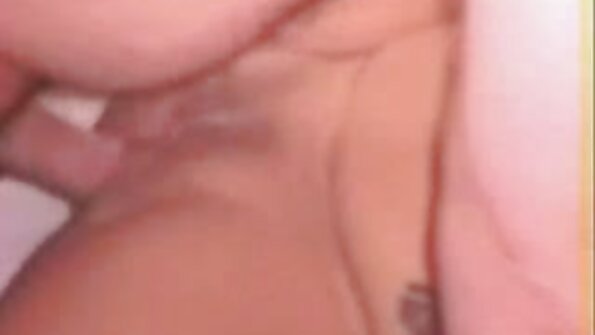 O brunetă este văzută făcându-i pe negru cu limba