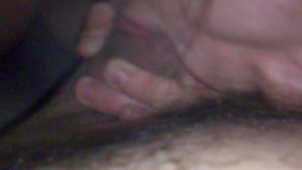 O brunetă cu un suport sexy stă deasupra unei penisuri tare