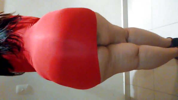 O tipă cu sâni naturale își ia niște penis în fundul fierbinte