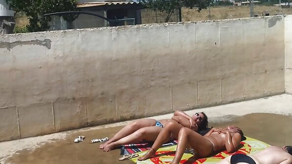 Un amator fierbinte care are un set drăguț de sâni este futut și degete