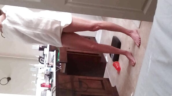 O milf și o adolescentă se prostesc într-un trio cu un tip mare