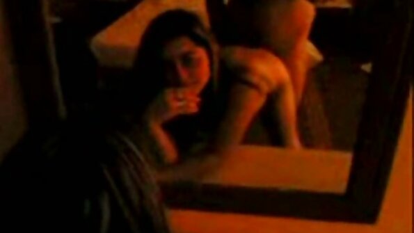 O fată cu păr de corb face o mufă în videoclipul fierbinte și pervers
