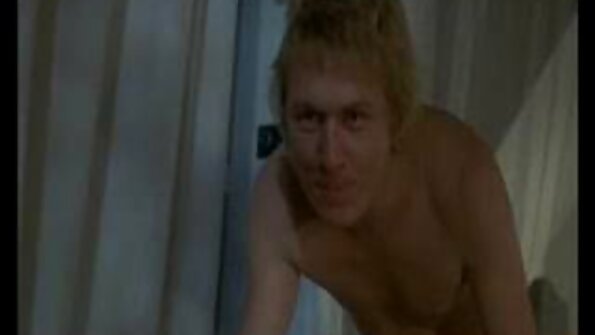 O curvă care are o gură drăguță suge două cocoși deodată