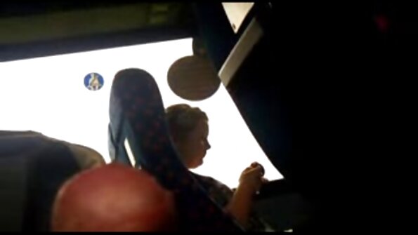 Un rechin de cărți cu cocoș mare o ia pe soția unuia dintre jucătorii de la masă