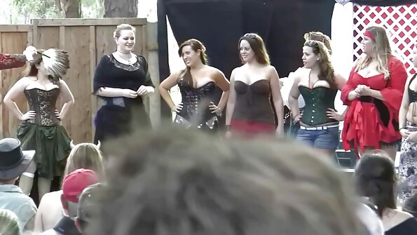 Fetele brunete și blonde de la facultate vizitează directorul în loc să studieze