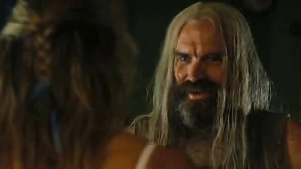 Brunetele Jazmyn și Stephani Moretti sunt lovite de un herghelie