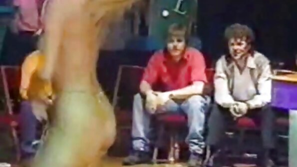 Bruneta cu păsărică păroasă se masturbează cu jucăriile ei sexuale