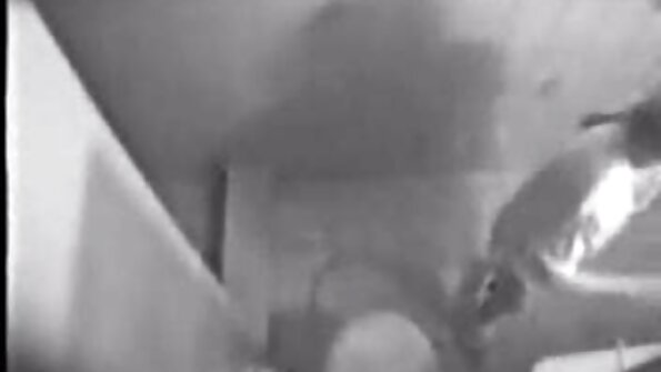 O fetiță care iubește sexul anal începe lucrurile cu o mufă