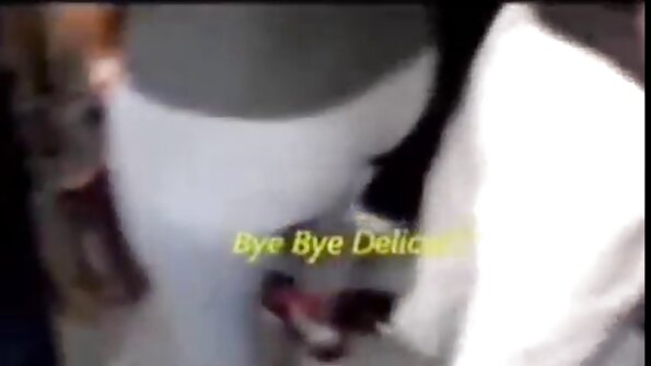 O blondă este acoperită cu ulei și apoi mai târziu și cu spermă