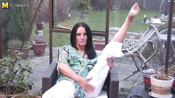 O brunetă cu sâni mari naturali este mânuită de prietena ei lesbiană