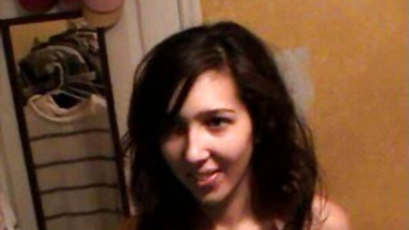 Adolescentă amatoare cu o păsărică fără păr își desfășoară picioarele și, de asemenea, fuge