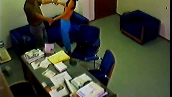 Un amator cu sânii mici este lovit cu pula aici