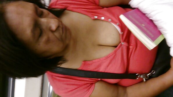 O fată sexy i se smulge fundul și este futută