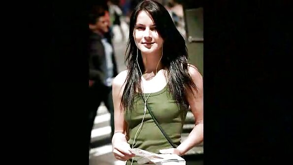 O adolescentă este tratată dur când este futută și linsă