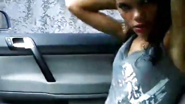 O adolescentă care face sex anal are un penis în fund