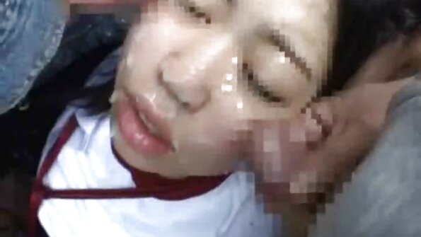 Un tip mai în vârstă se întinde în acest videoclip