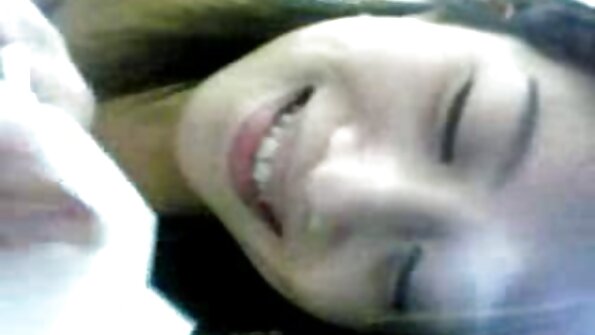 Curvele de la bar îi fac muie stripperului sexy cu o pula mare