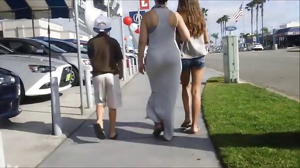 Frumusețea cu sâni minunati oferă bucurie sexuală maseurului