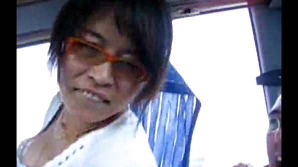 Bruneta cu sânii mari se joacă cu ea în aer liber