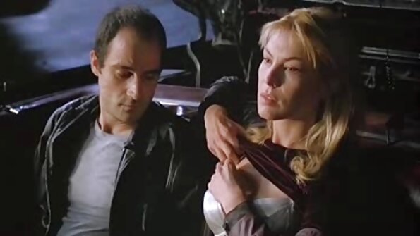 Cățele în ciorapi de plasă vor satisface trei bărbați