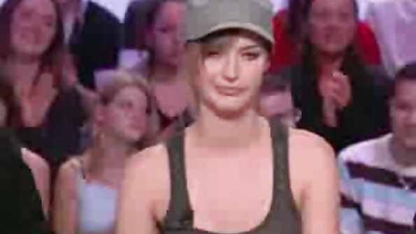 O blondă ia o lecție anală de la un instructor de chitară