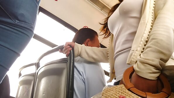 O blondă plină poate lua doi cocoși fără nicio problemă