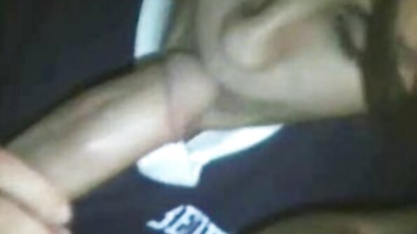 O minx cu fund mare care iubește sexul anal este ținută de cap