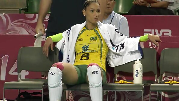 O blondă cu sâni mari primește un tratament facial de la iubitul ei