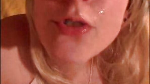 O blondă cu sâni naturali deschide gura pentru a suge pula
