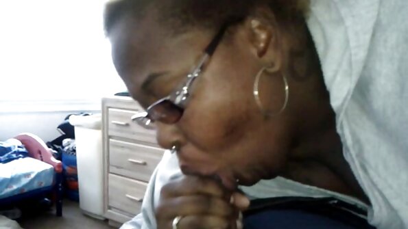 O blonda bustioasa cu sani mari falsi este atinsa pe pat