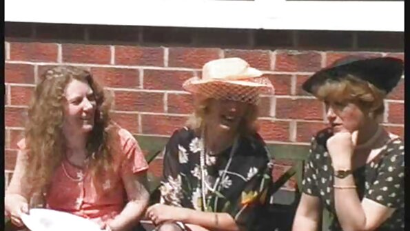 O brunetă bustină cu un set de sâni drăguți este furată foarte tare