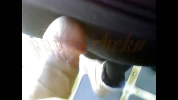 O tipă cu niște tatuaje minunate își face păsărica