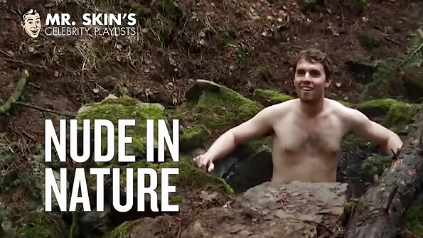 O fată este filmată singură, mângâindu-și buzele păsăricii ude