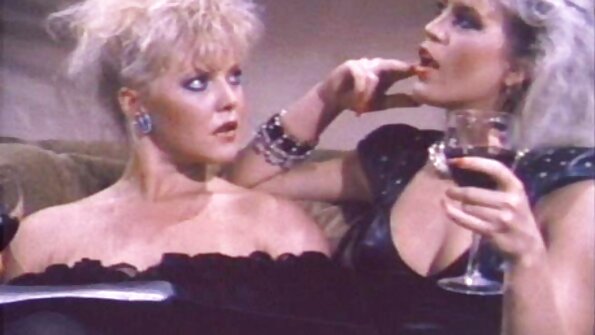 O cățea fierbinte își atinge corpul în timp ce este în baie